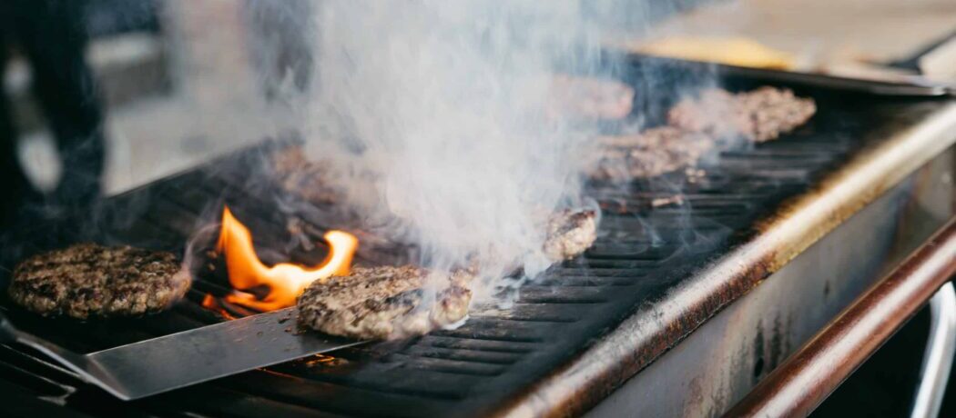 Deilige hjemmelagde burgere i verdensklasse freser på grillen.